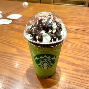 抹茶クリームフラペチーノにチョコソースを追加【カスタマイズ】