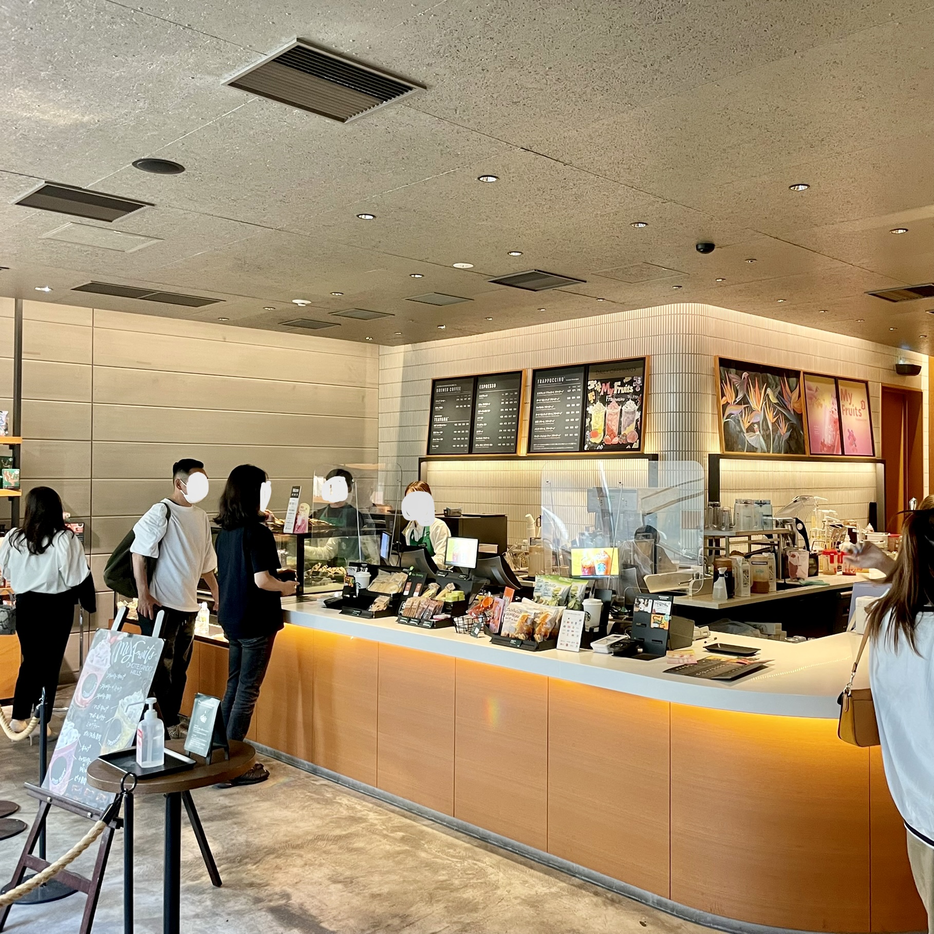 スターバックスコーヒー表参道ヒルズ店にはフルカスタムの限定フラペチーノ？スタバ店舗レビュー